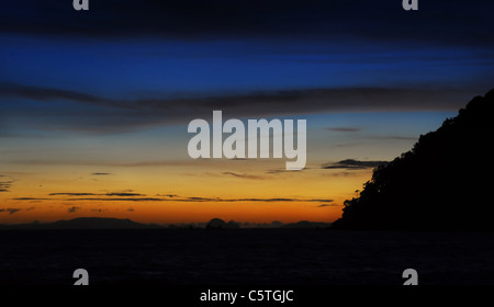 Coucher du soleil dans l'arc-en-îles tropicales de Thaïlande Banque D'Images