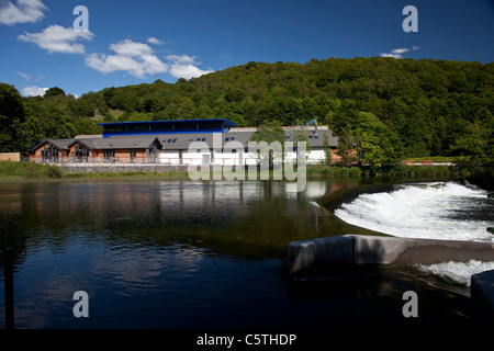 Extérieur de la Lakeland Motor Museum en Backbarrow, Nr Newby Bridge, Cumbria. Photographie prise à partir de l'autre côté de la rivière Leven Banque D'Images