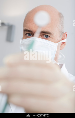 Germany, Bavaria, Landsberg, dentiste holding miroir, portrait Banque D'Images