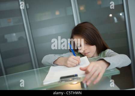 Germany, Bavaria, Landsberg, Girl (8-9) en chirurgie dentaire Banque D'Images