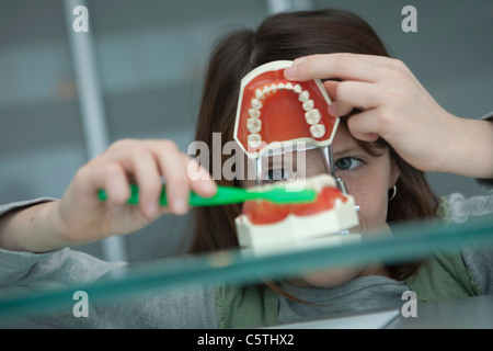 Germany, Bavaria, Landsberg, Girl (8-9) en chirurgie dentaire Banque D'Images