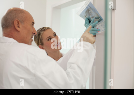 Germany, Bavaria, Landsberg, dentiste et femme dentiste Assistant portant un X-ray Banque D'Images