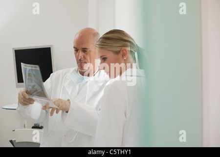 Germany, Bavaria, Landsberg, dentiste et femme dentiste Assistant portant un X-ray Banque D'Images