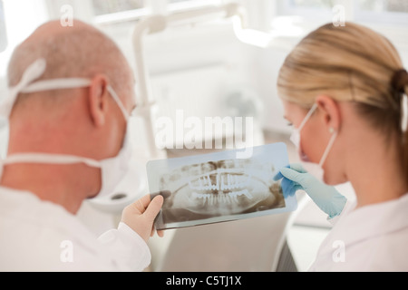 Germany, Bavaria, Landsberg, dentiste et femme dentiste Assistant portant un X-ray Banque D'Images