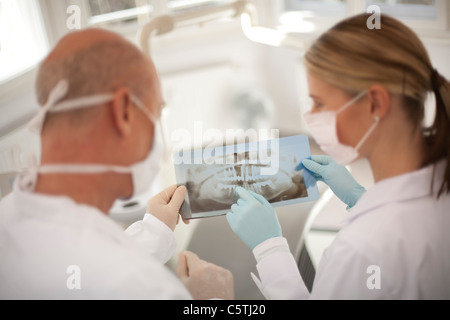 Germany, Bavaria, Landsberg, dentiste et femme dentiste Assistant portant un X-ray Banque D'Images