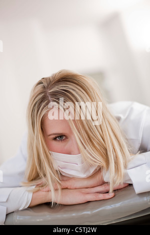 Germany, Bavaria, Landsberg, femme assistant dentaire wearing mask Banque D'Images