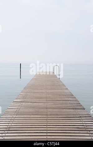 L'Italie, jetée sur le lac de Garde avec brouillard Banque D'Images