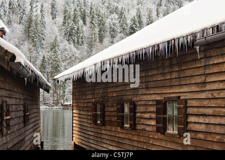 Germany, Bavaria, Berchtesgaden, Kings Lake, Cabanes en hiver Banque D'Images