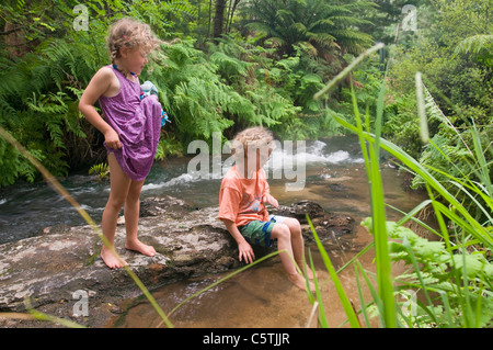 La Nouvelle-Zélande, Rotorua, kérosène Creek, deux enfants (4-5) (6-7) on riverbank Banque D'Images