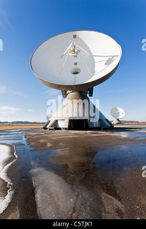 Germany, Bavaria, Raisting, vue d'antennes sur terre avec la fonte de la neige en premier plan Banque D'Images