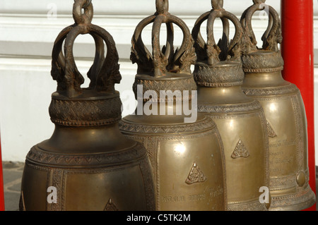 Grandes cloches de bronze, Temple de la montagne d'or, Bangkok, Thaïlande. Banque D'Images