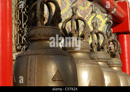 Grandes cloches de bronze, Temple de la montagne d'or, Bangkok, Thaïlande. Banque D'Images