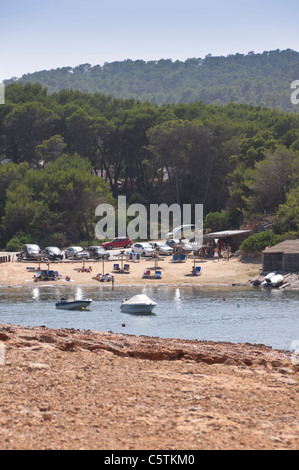 Ibiza, Baléares, Espagne - la rocky inlet et baie de Es Pou des Lleo. Banque D'Images