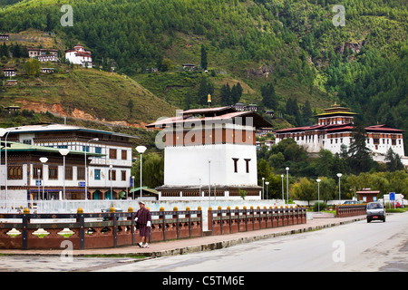 Route menant au marché de Paro. Paro Dzong et musée national peut être vu dans l'arrière-plan. Banque D'Images