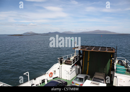 La petite voiture traversier voyageant à Leverburg sur l'île de Harris, de Berneray, North Uist, avec les montagnes de l'Harris Banque D'Images