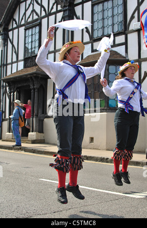 Morris Dancers à la parade à la Warwick Folk Festival, Warwickshire, UK Banque D'Images