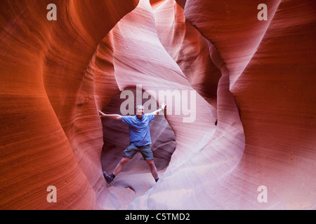 USA, Arizona, Man Standing in Lower Antelope Canyon Banque D'Images