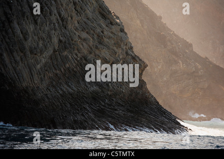 Espagne, Canaries, La Gomera, voir des vagues éclaboussant rock Banque D'Images