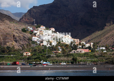 Espagne, Canaries, La Gomera, Valle Gran Rey, La Calera, touristique sur la plage avec des montagnes Banque D'Images