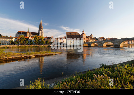 Allemagne, Bavière, Haut-Palatinat, Regensburg, vue sur cathédrale et le vieux pont en pierre traversant la rivière du Danube Banque D'Images