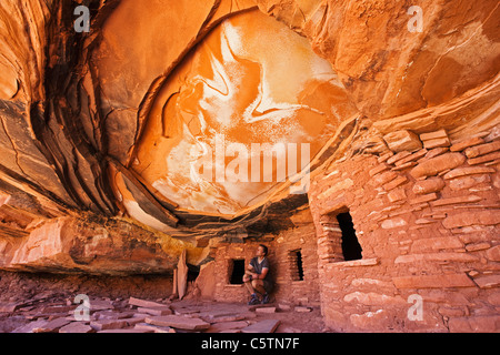 USA, Utah, toit baissé la ruine, ruines indiennes dans la région de North Fork de Mule Canyon, Cedar Mesa, Touristiques Banque D'Images