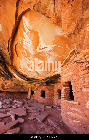 USA, Utah, toit baissé la ruine, ruines indiennes dans la région de North Fork de Mule Canyon, Cedar Mesa Banque D'Images