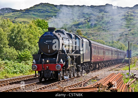Le train à vapeur Jacobite approche de la gare d'Arisaig à Arisaig, dans les West Highlands of Scotland Banque D'Images