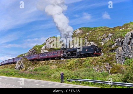 Le train à vapeur Jacobite vient de quitter Mallaig sur son trajet de retour à Fort William, dans l'ouest des Highlands d'Écosse Banque D'Images