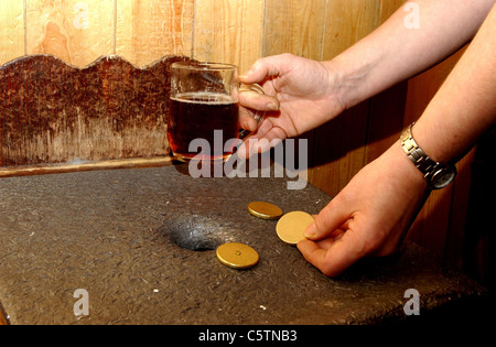 Le jeu de pub traditionnel de 'crapaud in the hole' aux Lewes Arms à Lewes .Sussex Royaume-Uni Banque D'Images