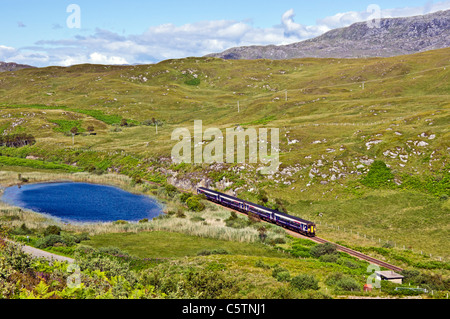 L'après-midi 156 Première Scotrail DMU passant petit loch Morar avant son voyage de Mallaig à Fort William en Ecosse Banque D'Images