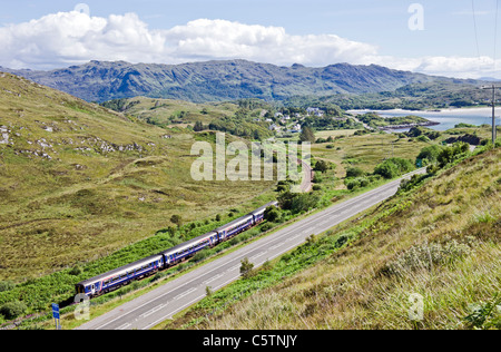 L'après-midi 156 Première Scotrail DMU en direction de Morar sur Mallaig à Fort William en Ecosse route de sable blanc droit Banque D'Images