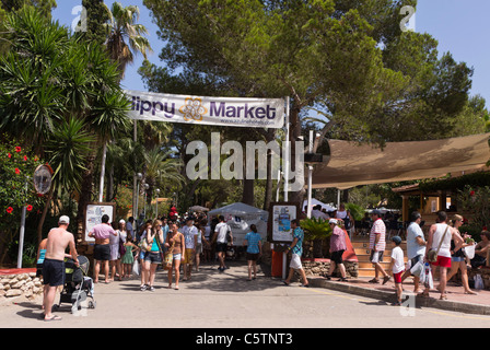 Ibiza, Baléares, Espagne - le marché Hippie de Punta Arabi sur la côte est. Entrée privée. Banque D'Images