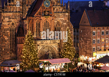 L'Allemagne, la Bavière, la Franconie, la Frauenkirche, Nuremberg, vue de Christkindlmarkt Banque D'Images