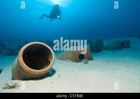 L'Egypte, Mer Rouge, plongée sous marine et d'amphores sur lit de l'océan Banque D'Images