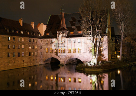 Germany, Bavaria, Munich, Nuremberg, vue de Heilig-Geist-Spital avec Pegnitz river Banque D'Images