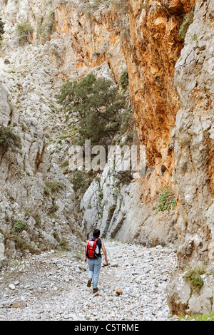 Grèce, Crete, Kritsas Gorge, mature woman randonnées près de gorge Banque D'Images