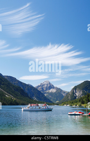 Autriche, Tyrol, séjour touristique en bateau sur le lac plansee près de Reutte Banque D'Images
