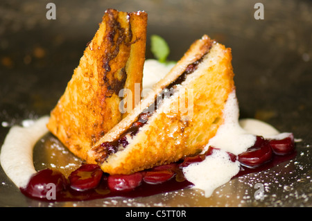 French Toast et cerises sur plaque, close-up Banque D'Images