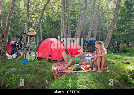 L'Autriche, Salzburger Land, Couple having a picnic Banque D'Images