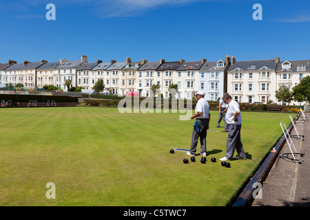 Bowling extérieur vert avec trois hommes jouant des boules Seaton Devon Angleterre GB Europe Banque D'Images