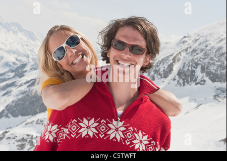 L'Autriche, Salzburger Land, Young couple smiling, portrait, close-up Banque D'Images