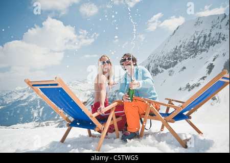 L'Autriche, Salzburger Land, les jeunes couples célébrant avec champagne, rire, portrait Banque D'Images