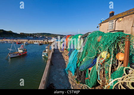 Les filets de pêche et flotte sur le mur du port à Lyme Regis Dorset England UK GO port EU Europe Banque D'Images