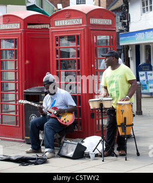 Une paire de chanteurs ambulants dans une rue de Stratford Upon Avon, Warwickshire, Angleterre, Royaume-Uni. Banque D'Images