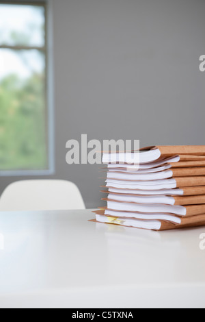 Pile de dossiers dans la salle de conférence Banque D'Images