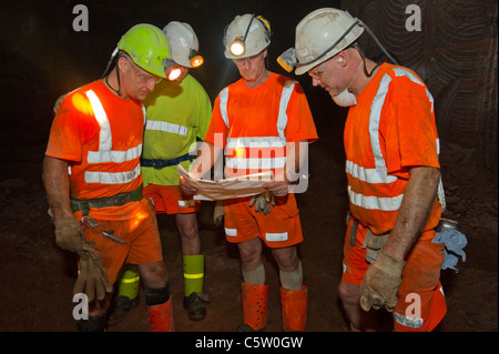 Vérifier l'information géologique mineurs dans la mine de potasse Boulby Banque D'Images
