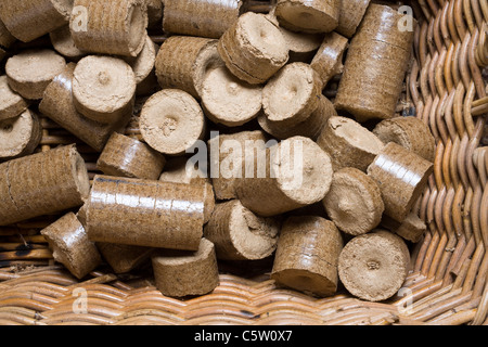 La sciure et copeaux de bois compressés granulés dans un panier se connecter, prête à alimenter un foyer poêle à bois Banque D'Images