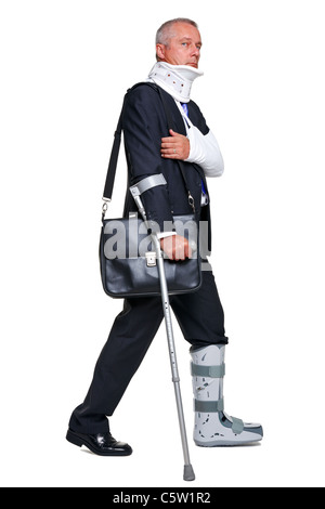 Photo d'un homme gravement blessé sur cructhes pied transportant une mallette, isolé sur un fond blanc. Banque D'Images