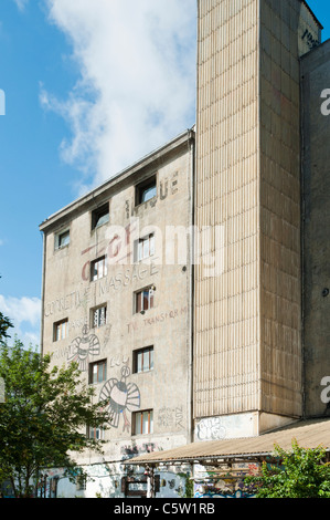 Les frigos, un entrepôt industriel re-converti en un site de production dans le quartier moderne de Paris Rive Gauche. Banque D'Images