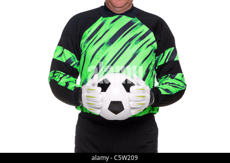 Photo d'un gardien de football ou soccer portant des gants et tenant une balle, isolé sur un fond blanc. Banque D'Images